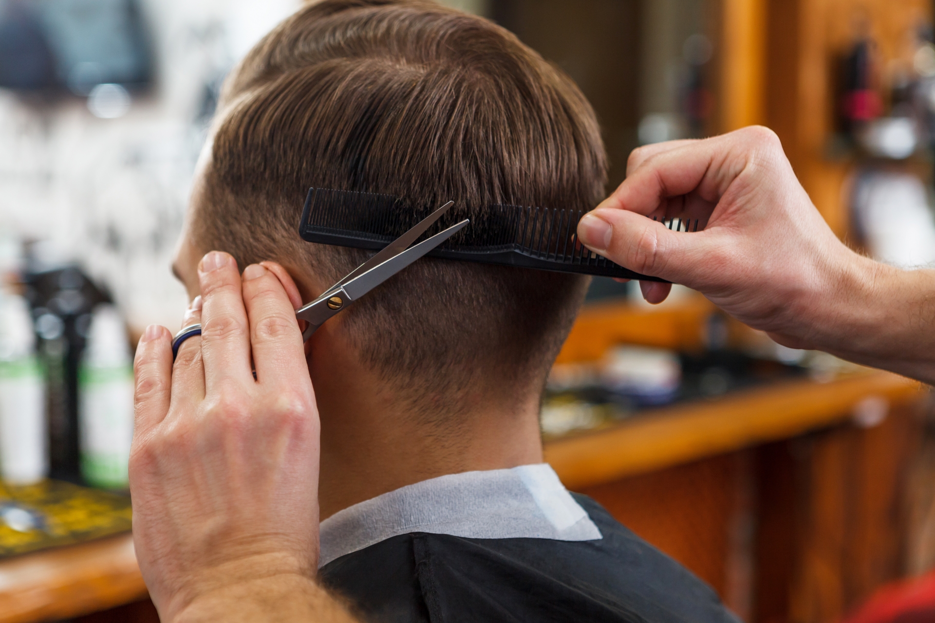 髪を切っている男性
